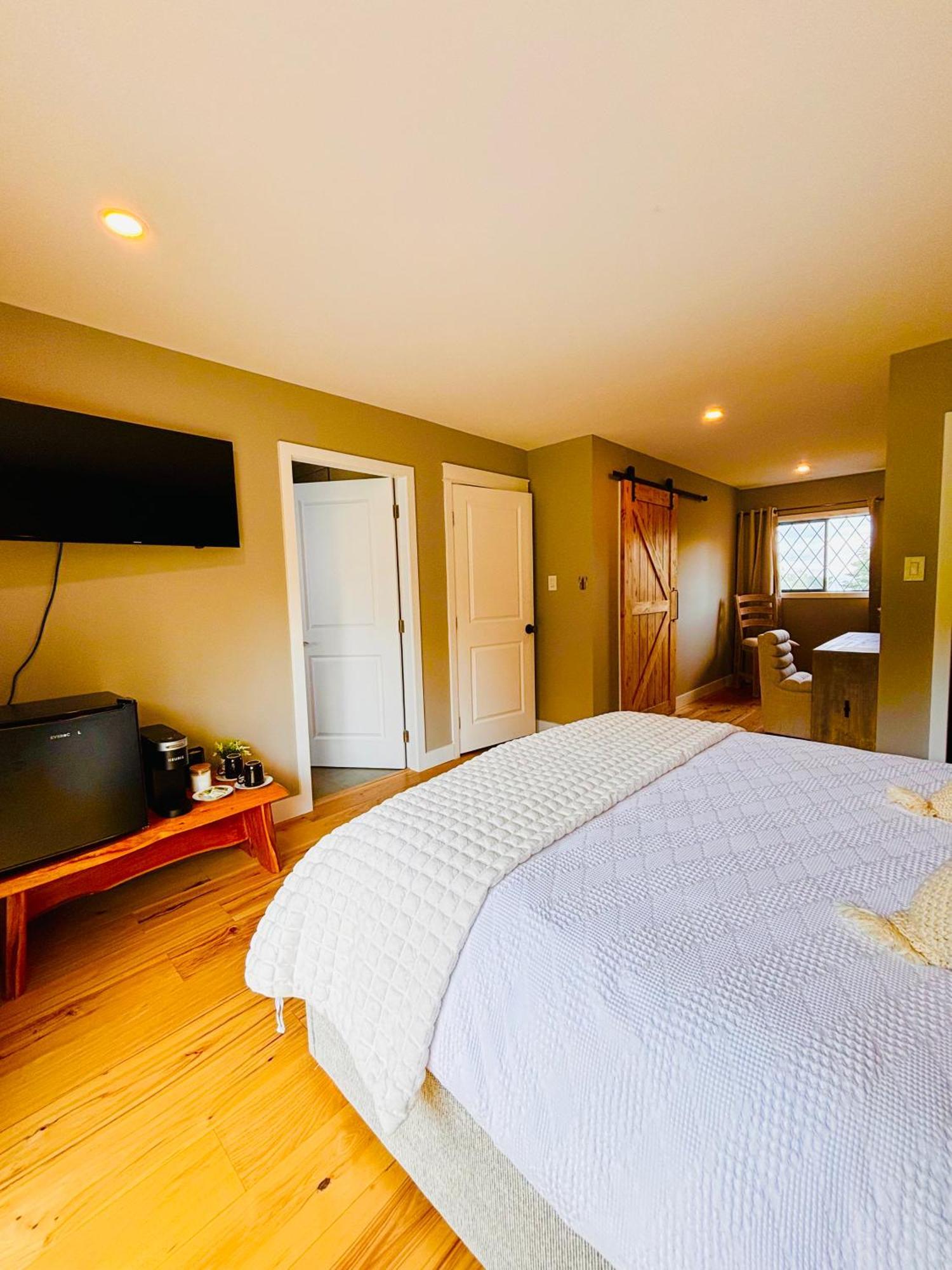 Oceanside Manor - Fancy Room - Golf Course & Beach View Qualicum Beach Buitenkant foto