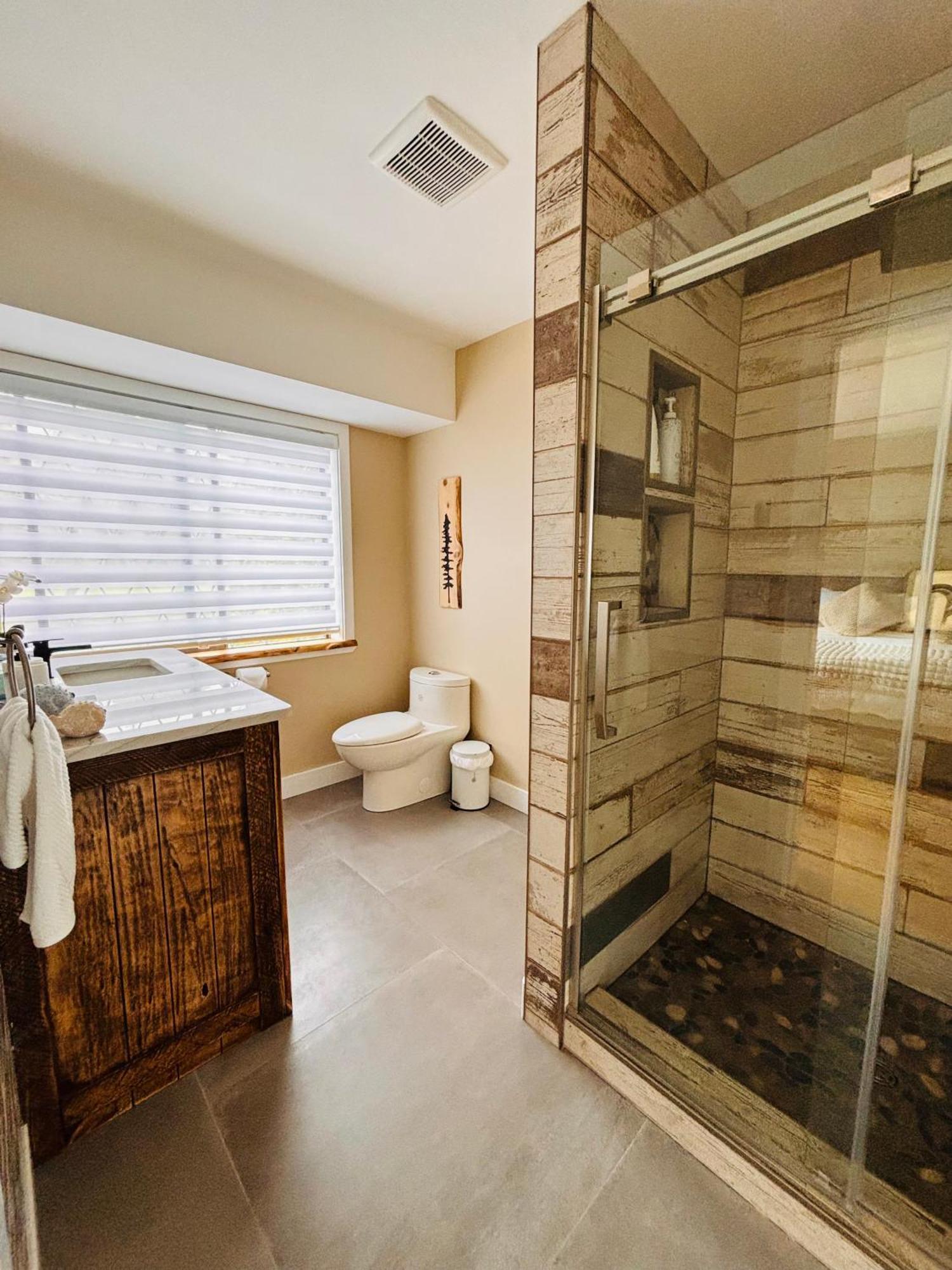 Oceanside Manor - Fancy Room - Golf Course & Beach View Qualicum Beach Buitenkant foto