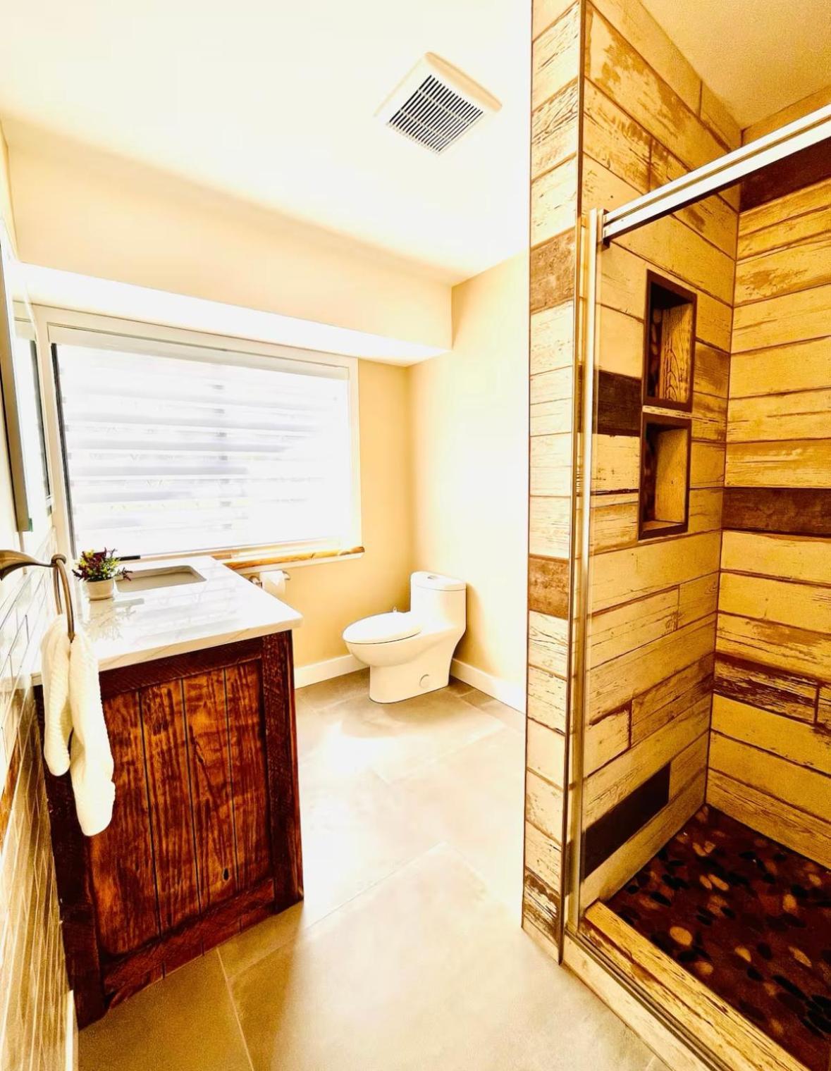 Oceanside Manor - Fancy Room - Golf Course & Beach View Qualicum Beach Buitenkant foto